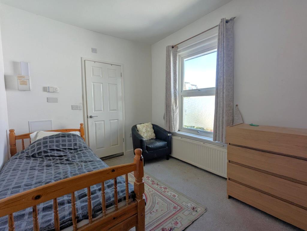 Lot: 37 - FORMER HOTEL PARTIALLY CONVERTED TO AN HMO WITH SCOPE FOR FURTHER CONVERSION - A First Floor Letting Room